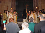 Arate pilas - Apertura della porta della chiesa la notte di Pasqua