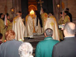 Arate pilas - Apertura della porta della chiesa la notte di Pasqua