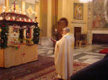 Il celebrante davanti al tafos vuoto (Mattino di Pasqua)