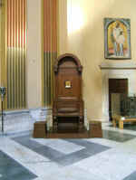 S. Atanasio de' Greci: trono esterno. (30071 byte)